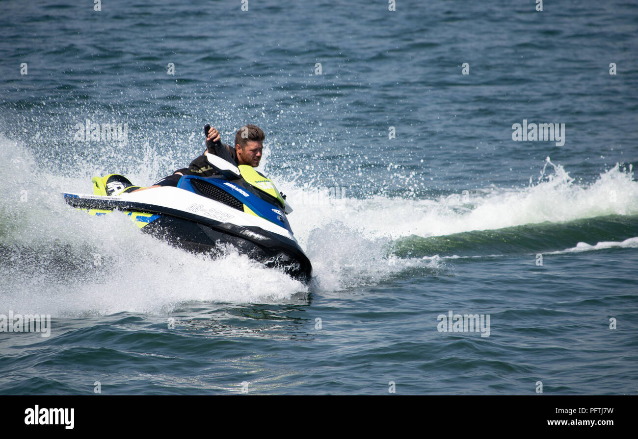 Reading, Großbritannien - 07.Juli 2018: Ein Jet Skier scharfen Rechtskurve im Lagoona Water Park Stockfoto