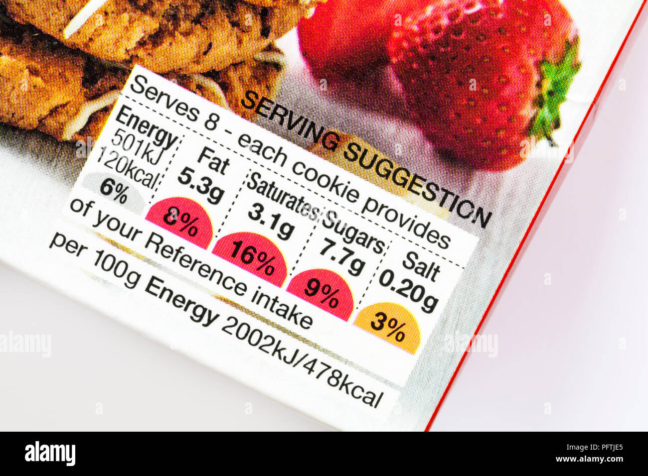 Nährwerte - Traffic Light System Kennzeichnung auf Paket von M&S 8 Erdbeeren und Sahne Nieselregen Cookies Stockfoto