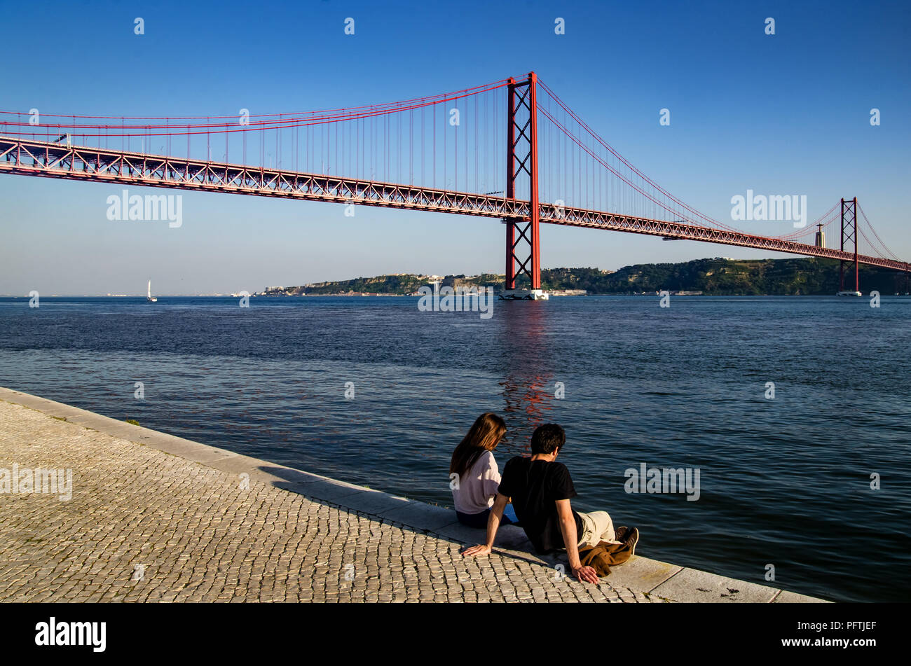 Paar saß in der Nähe der Brücke "25 de Abril", Lissabon, Portugal Stockfoto