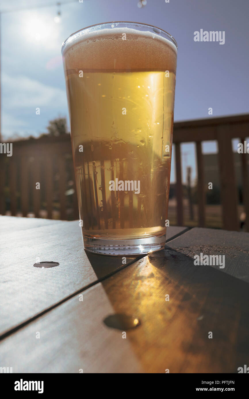 Golden ale in Glas auf Tisch im Freien Stockfoto