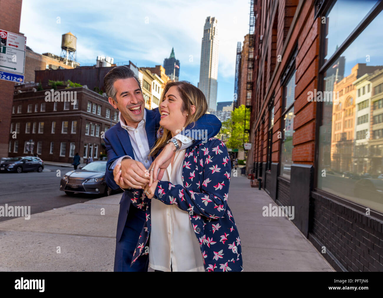 Kaukasische New York City Mann und Frau Paar handeln, albern und liebevoll auf den Straßen von Manhattan Stockfoto