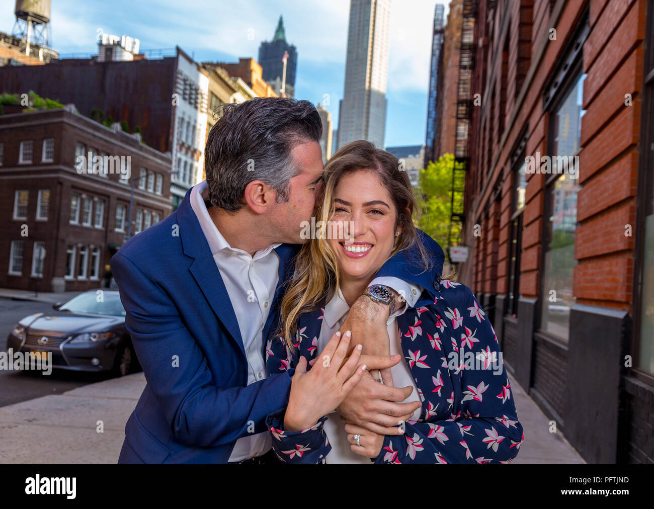 Kaukasische New York City Mann und Frau Paar handeln, albern und liebevoll auf den Straßen von Manhattan Stockfoto