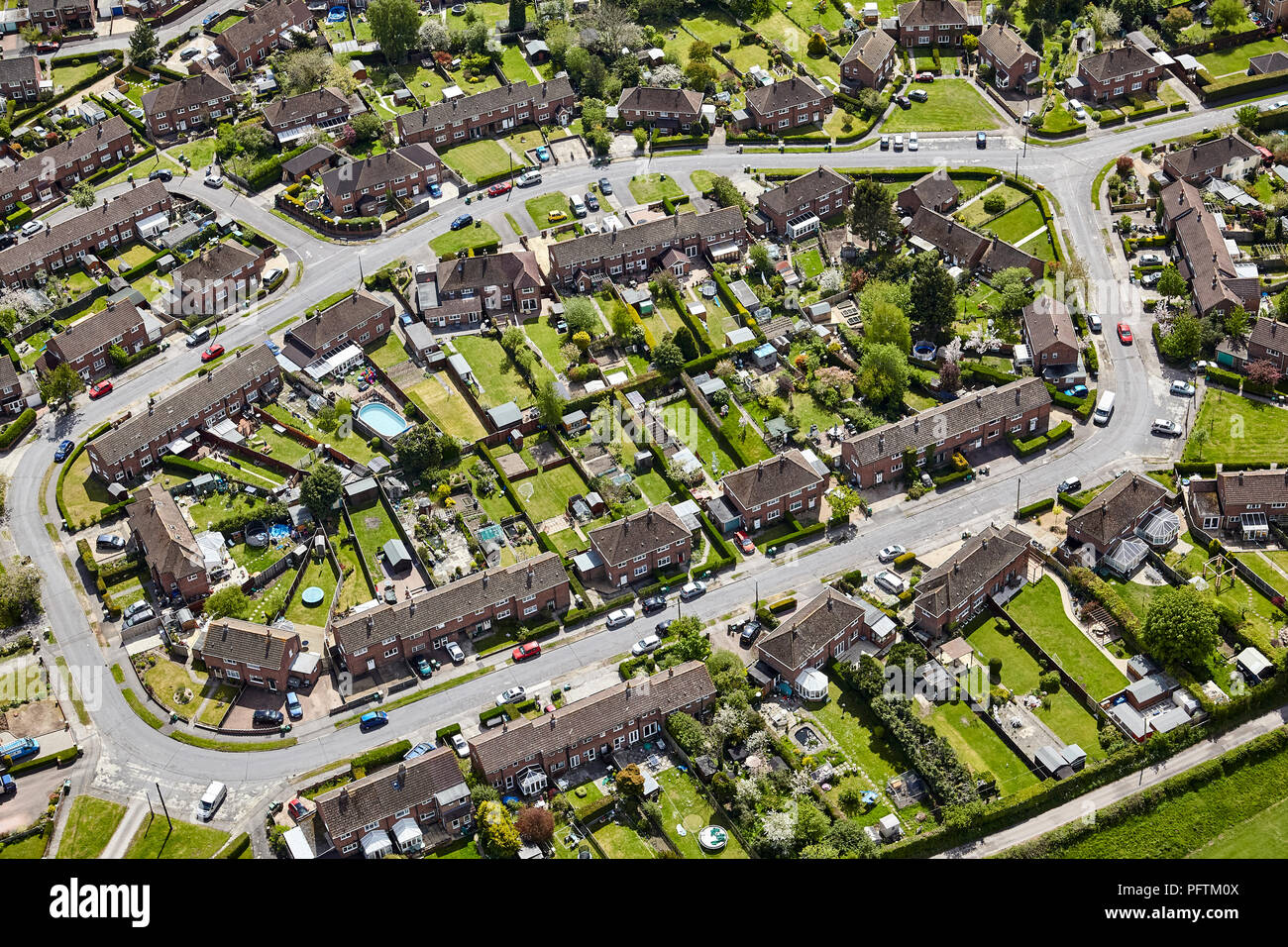 Luftaufnahme von kleinen Wohnsiedlungsbauten, Straßenplan, Stadtplanung, Großbritannien. Stockfoto