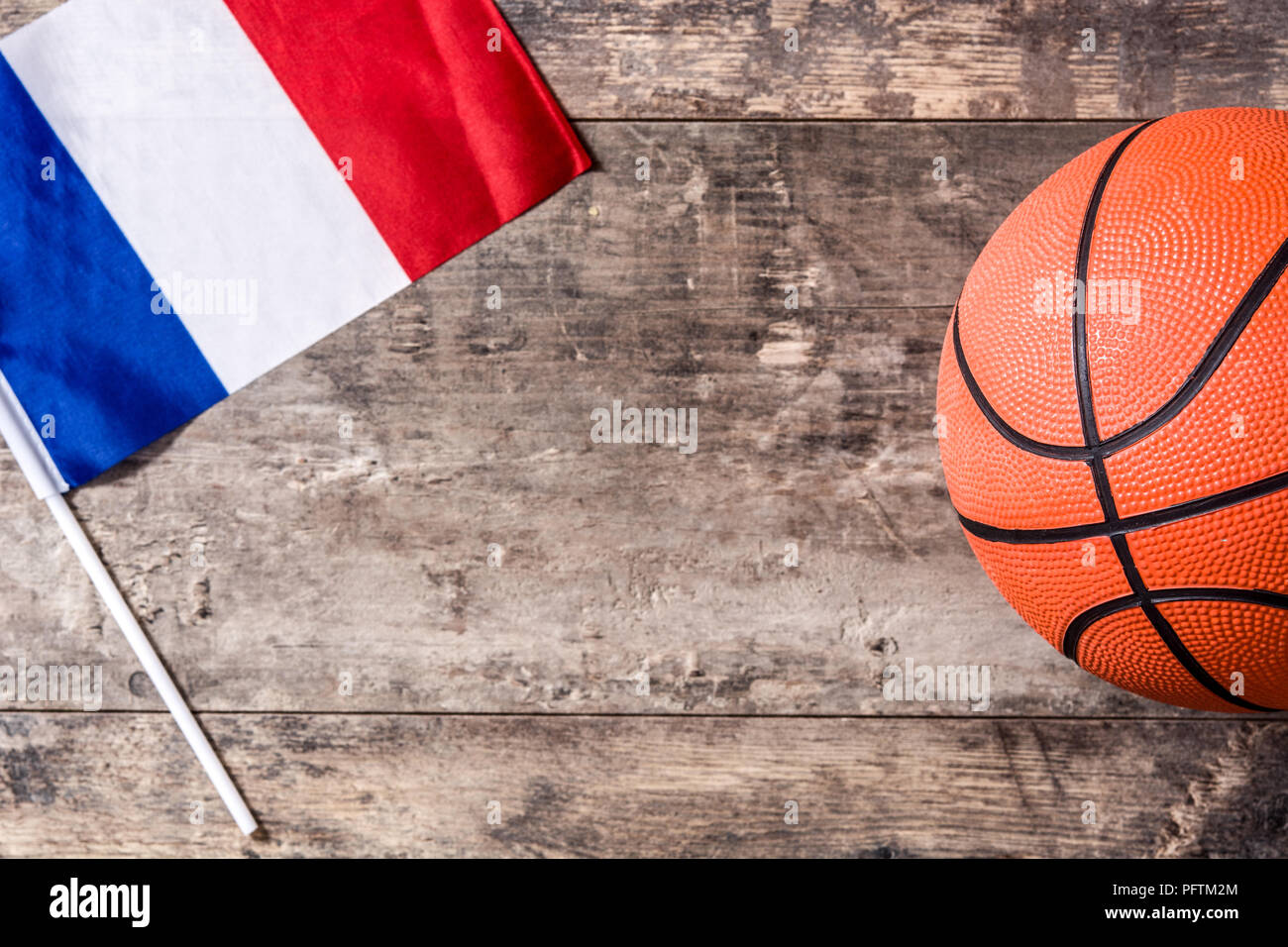 Basketball und Französische Flagge auf hölzernen Tisch. Ansicht von oben. Copyspace Stockfoto