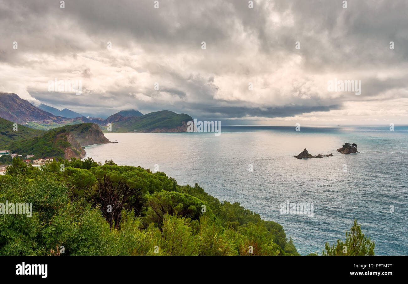 Panoramablick auf die Küste und die Berglandschaft in der Nähe von Petrovac Stadt und den felsigen Inseln Katic und Sveta Nedelja in der Adria Montenegro Stockfoto