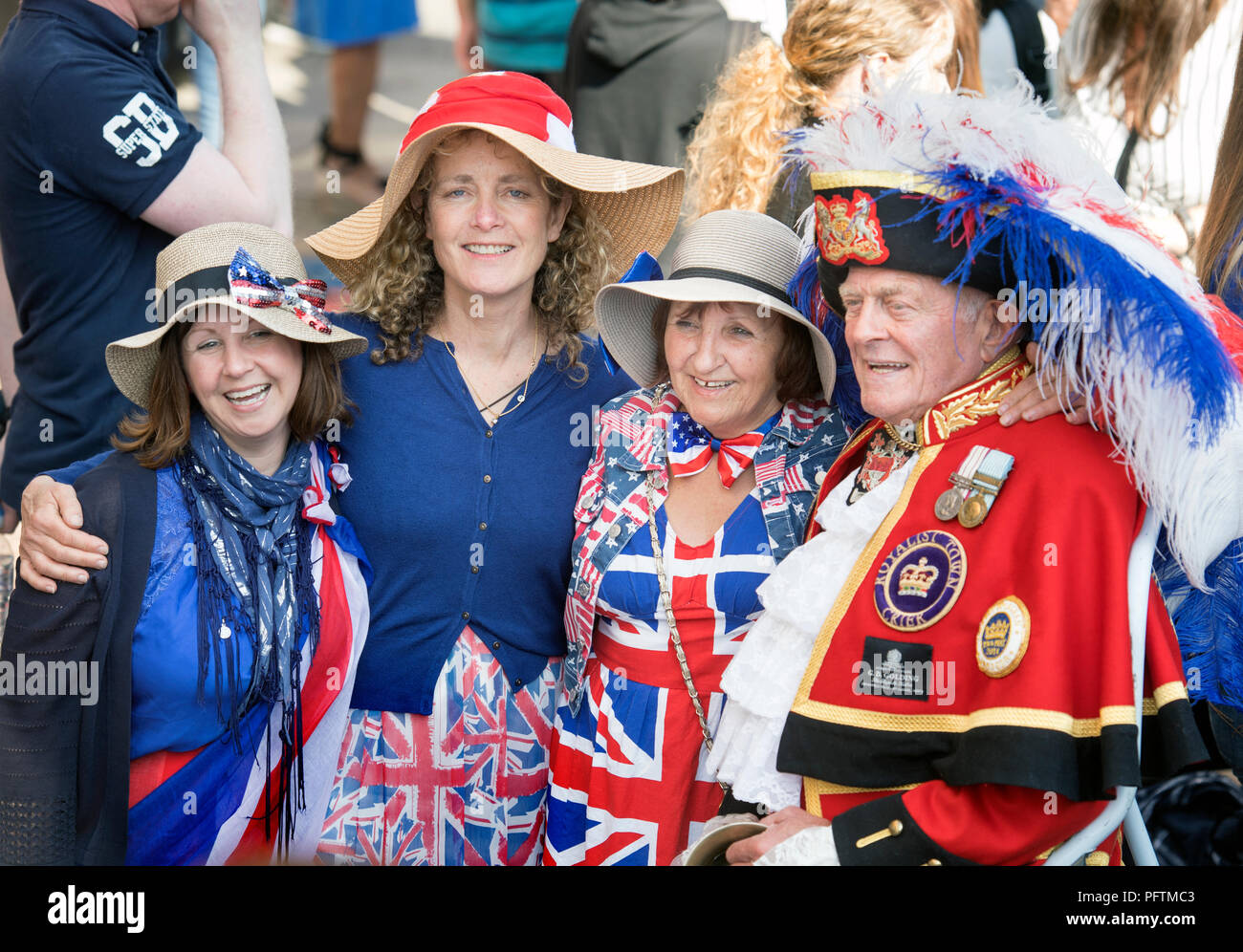Die stadtausrufer Tony Appleton (offiziell von Romford, Essex) in Windsor am Tag der Hochzeit von Prinz Harry & Meghan Markle mit Royal fans Stockfoto