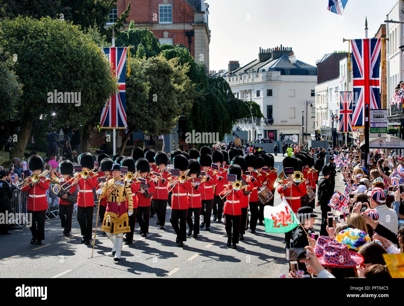 Die Band des Irish Guards in Windsor am Tag der Hochzeit von Prinz Harry & Meghan Markle mit Royal Fans entlang der High Street Stockfoto