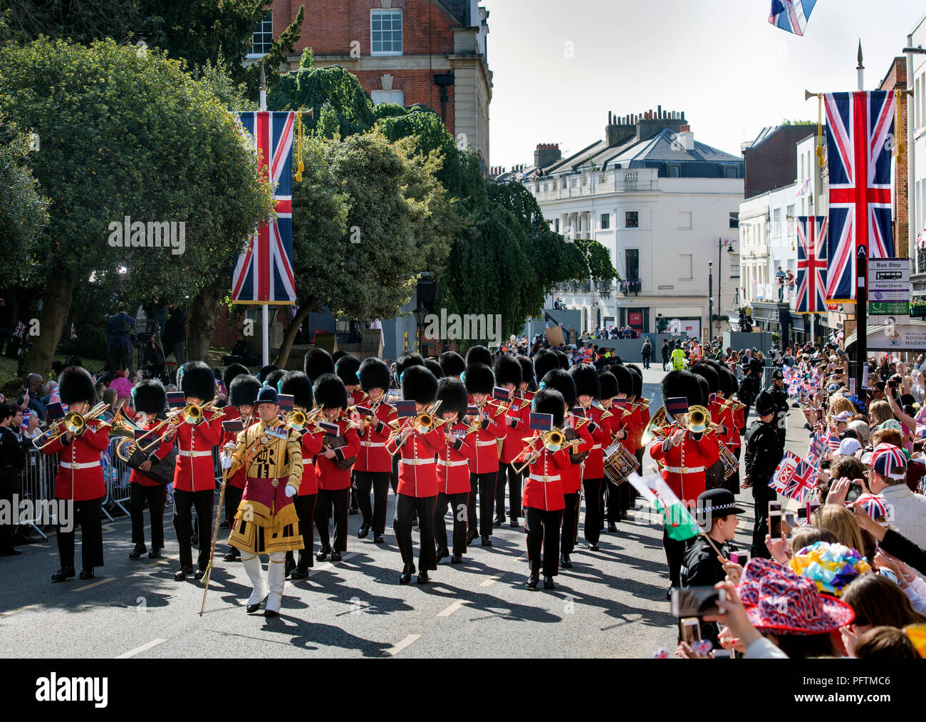 Die Band des Irish Guards in Windsor am Tag der Hochzeit von Prinz Harry & Meghan Markle mit Royal Fans entlang der High Street Stockfoto