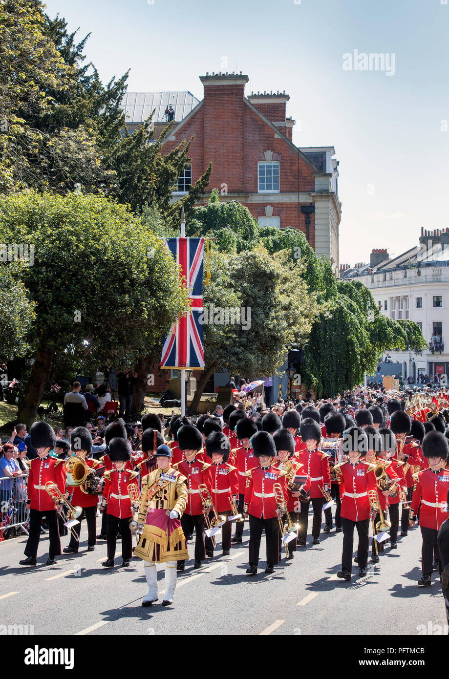 Die Band des Irish Guards in Windsor am Tag der Hochzeit von Prinz Harry & Meghan Markle mit Royal Fans entlang der High Street Stockfoto