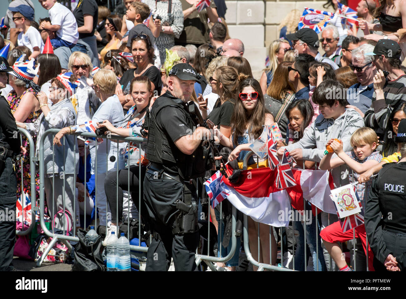Bewaffnete Polizei mit Royal Fans in Windsor am Tag der Hochzeit von Prinz Harry & Meghan Markle Stockfoto