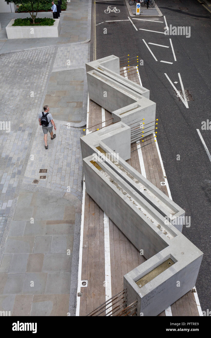 Große konkrete rechtwinklige Bausteine warten auf die Auslagerung von einem Lastwagen in Wood Street in der City von London - Financial District in der Hauptstadt, am 21. August 2018 in London, England. Stockfoto