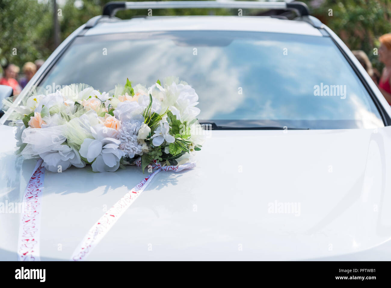 Auto am Hochzeitstag eingerichtet, Dekoration auf dem Auto Motorhaube, Organisation von feierlichen Veranstaltungen Stockfoto