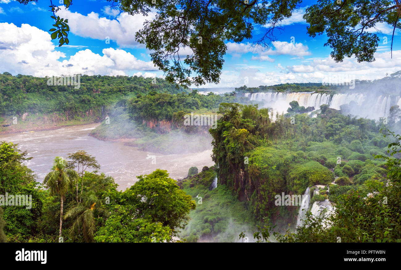 Blick auf den Wasserfall auf dem Fluss Iguazu, gelegen an der Grenze von Brasilien und Argentinien Stockfoto