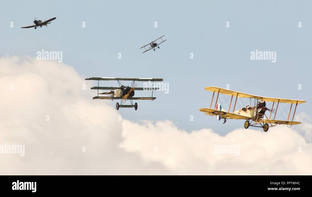 Bremont Großen Krieg Display Team - alliierte und deutsche Flugzeuge die Wiederinkraftsetzung von WW1 Aerial dogfighting an der Royal International Air Tattoo 2018 Stockfoto