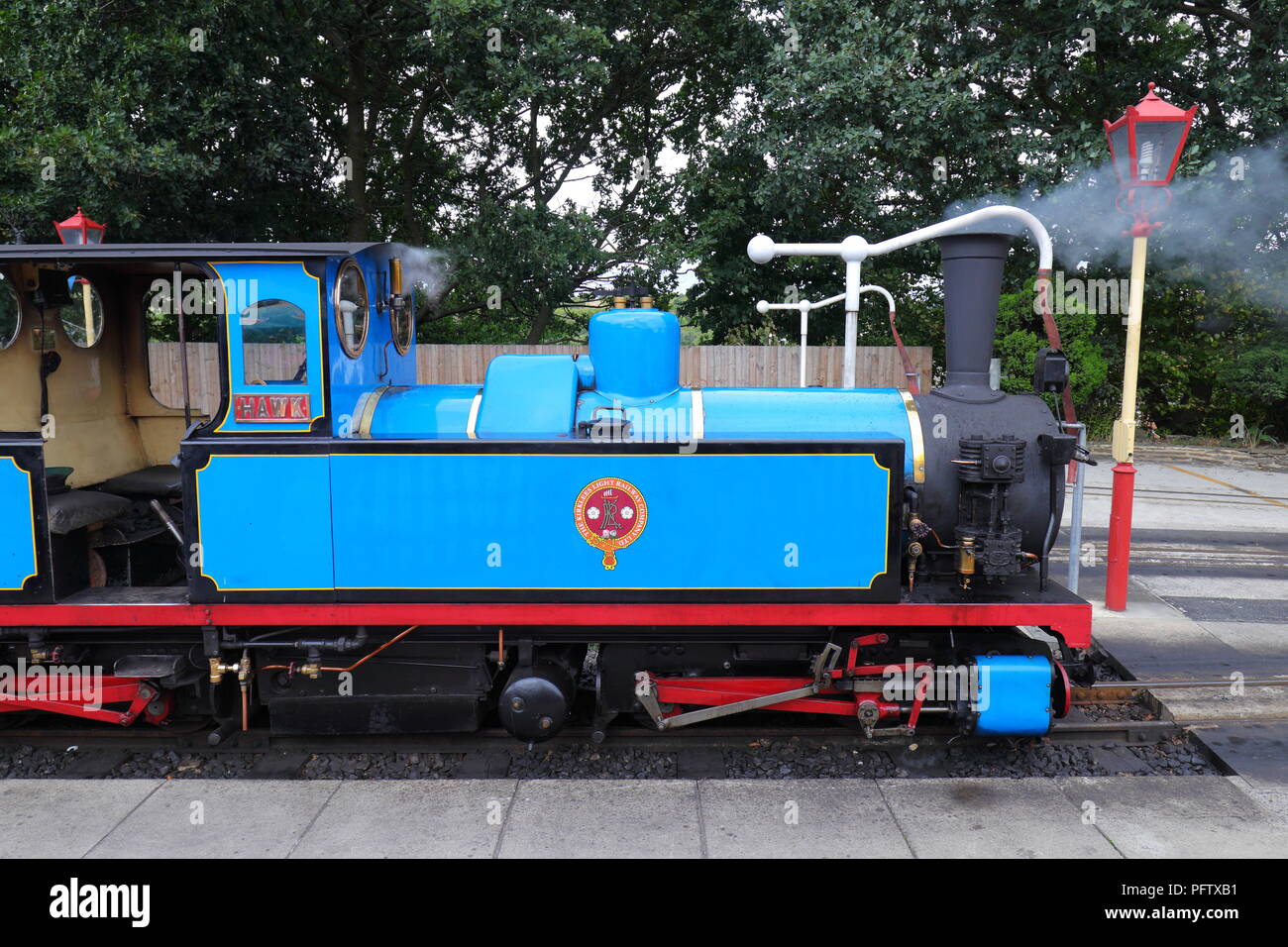 Eine blaue Dampflok auf Kirklees Light Railway in Clayton West, in West Yorkshire Stockfoto