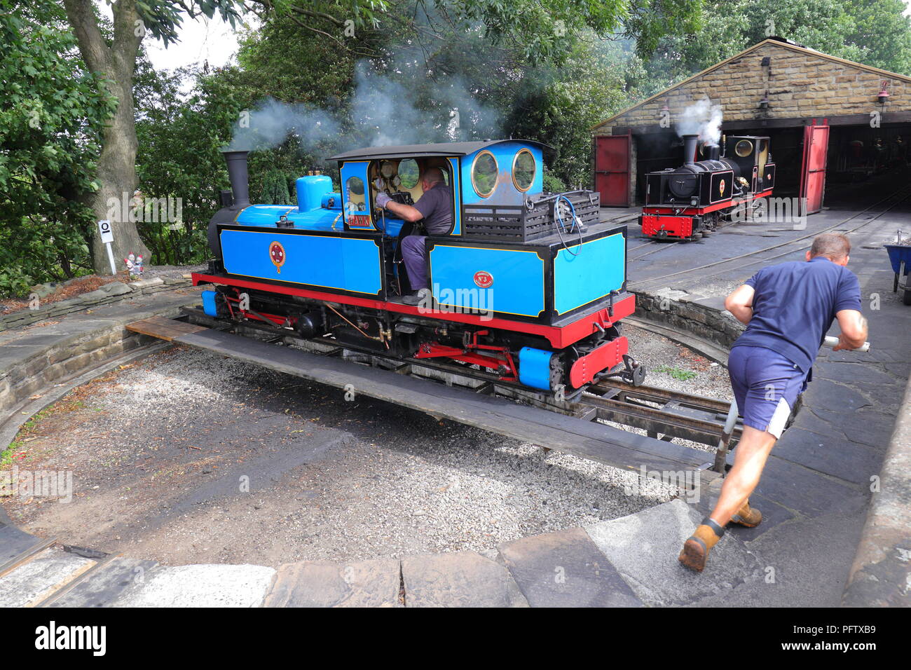 Eine blaue Dampflok auf Kirklees Light Railway in Clayton West, in West Yorkshire Stockfoto