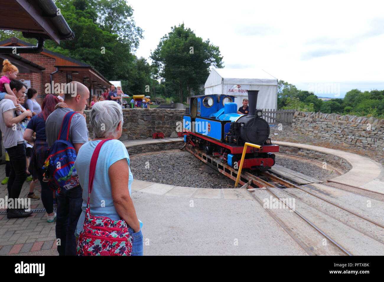 Eine blaue Dampflok auf Kirklees Light Railway in Clayton West, in West Yorkshire Stockfoto