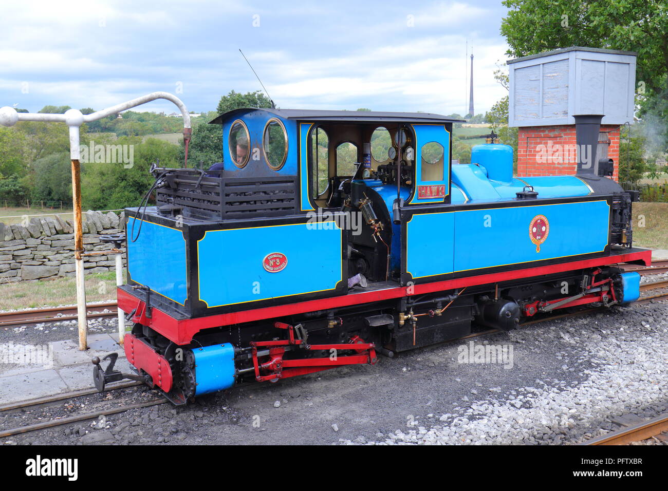 Eine blaue Dampflok auf Kirklees Light Railway in Clayton West, in West Yorkshire Stockfoto