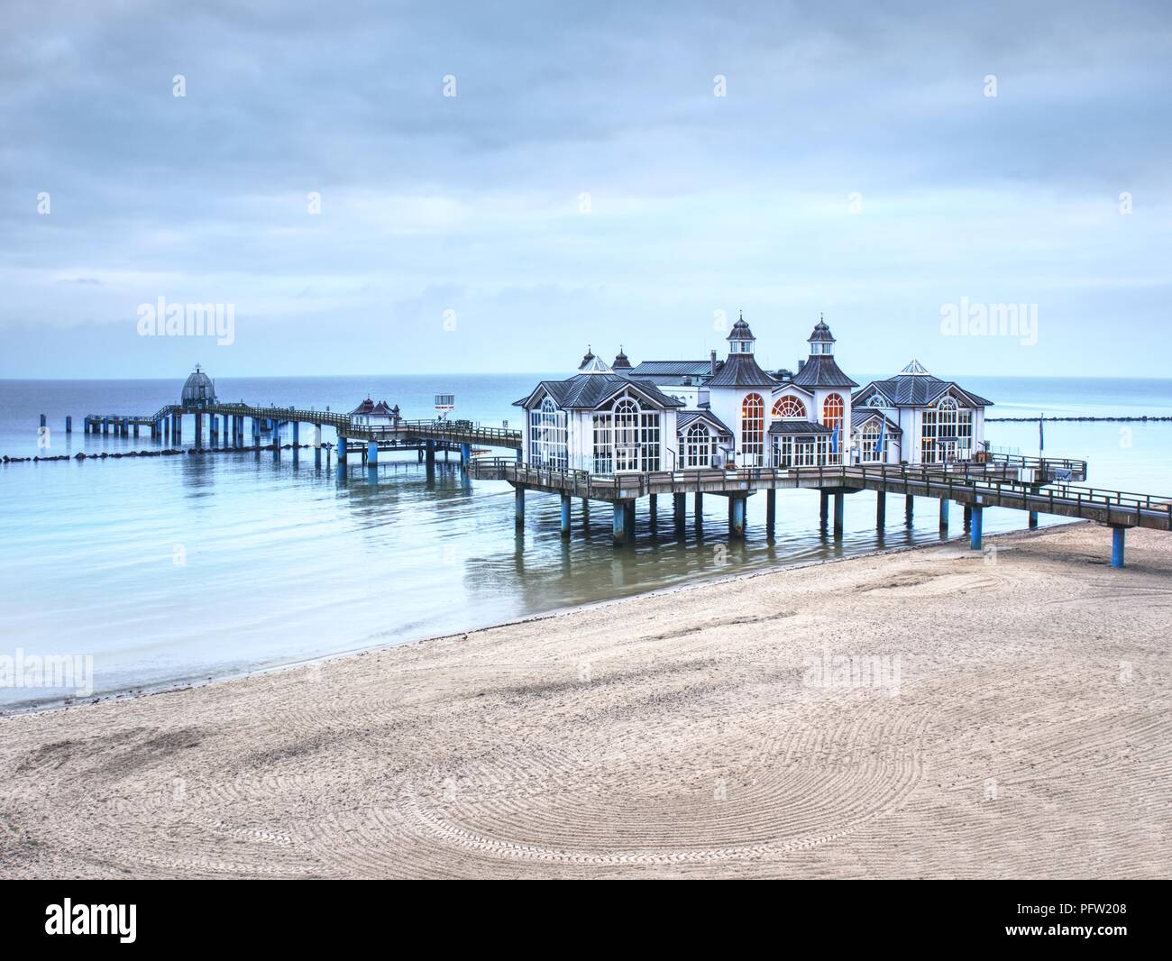 Historische Seebrücke von Sellin auf der Insel Rügen 27. Januar 2018. Beliebte Sea Bridge bei Sonnenaufgang, Baltic offshore, Deutschland Stockfoto