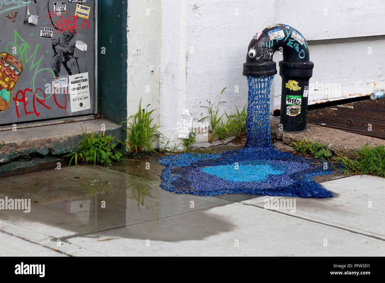 Häkeln Sie Street Art oder Garn Bombing von der Künstlerin London Kaye in Bushwick, Brooklyn, New York Stockfoto