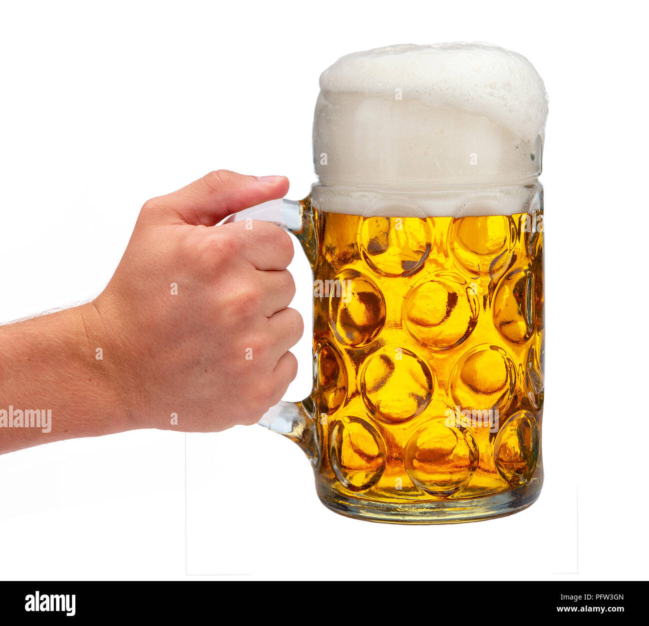 Isolierte Bierkrug in der Hand auf dem Oktoberfest in München. Stockfoto