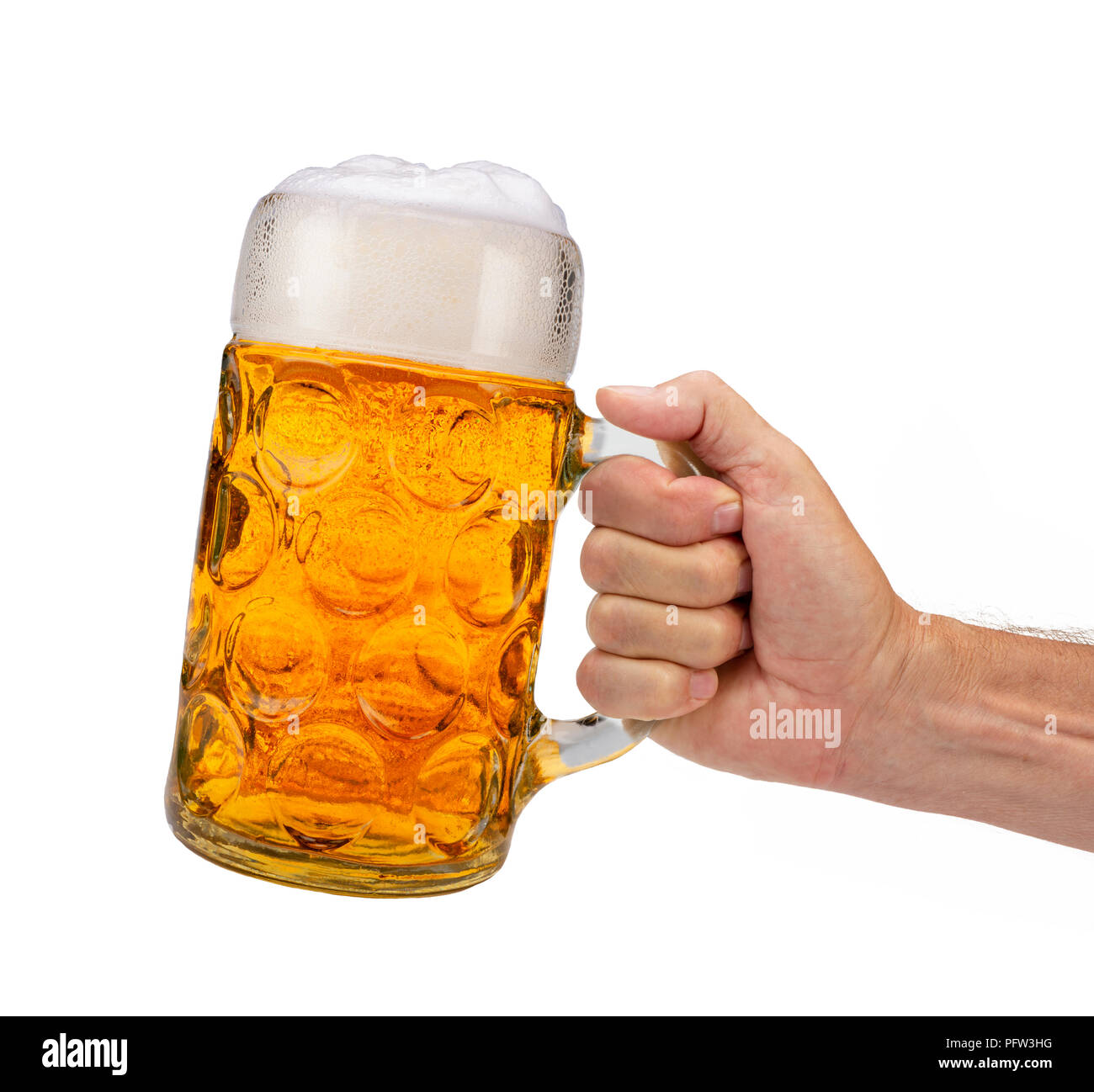 Isolierte Bierkrug in der Hand auf dem Oktoberfest in München. Stockfoto