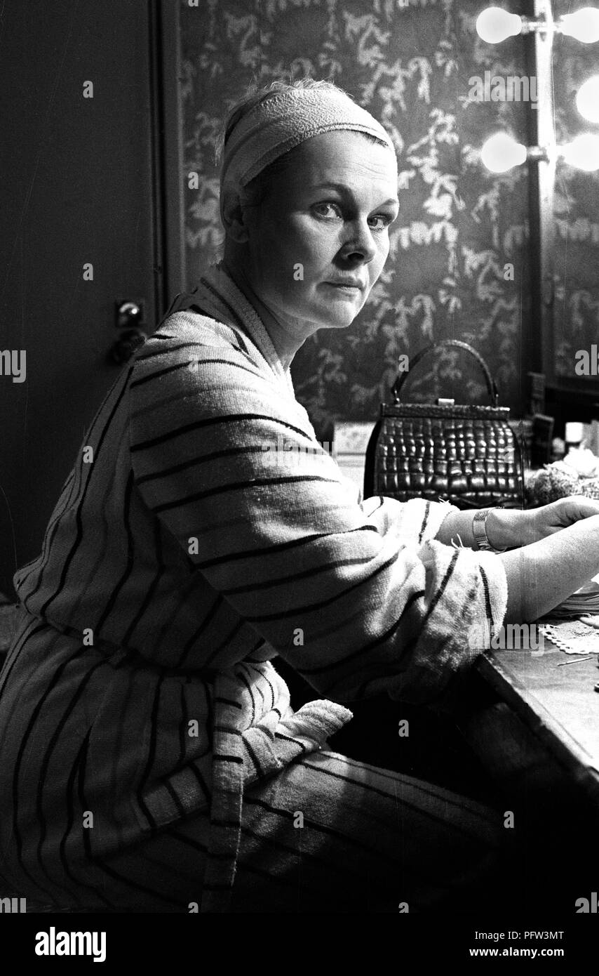 Der Schauspielerin, Dame Judi Dench, in ihrer Garderobe im Theatre Royal in Glasgow nach einer Leistung der Wichtigkeit der Ernest in 1983. Alan Wylie/ALAMY © Stockfoto