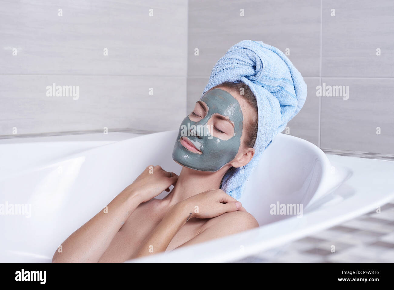 Porträt einer Frau in der Gesichtsbehandlung Alginat Maske liegen in der  retro Badewanne im Bad Stockfotografie - Alamy