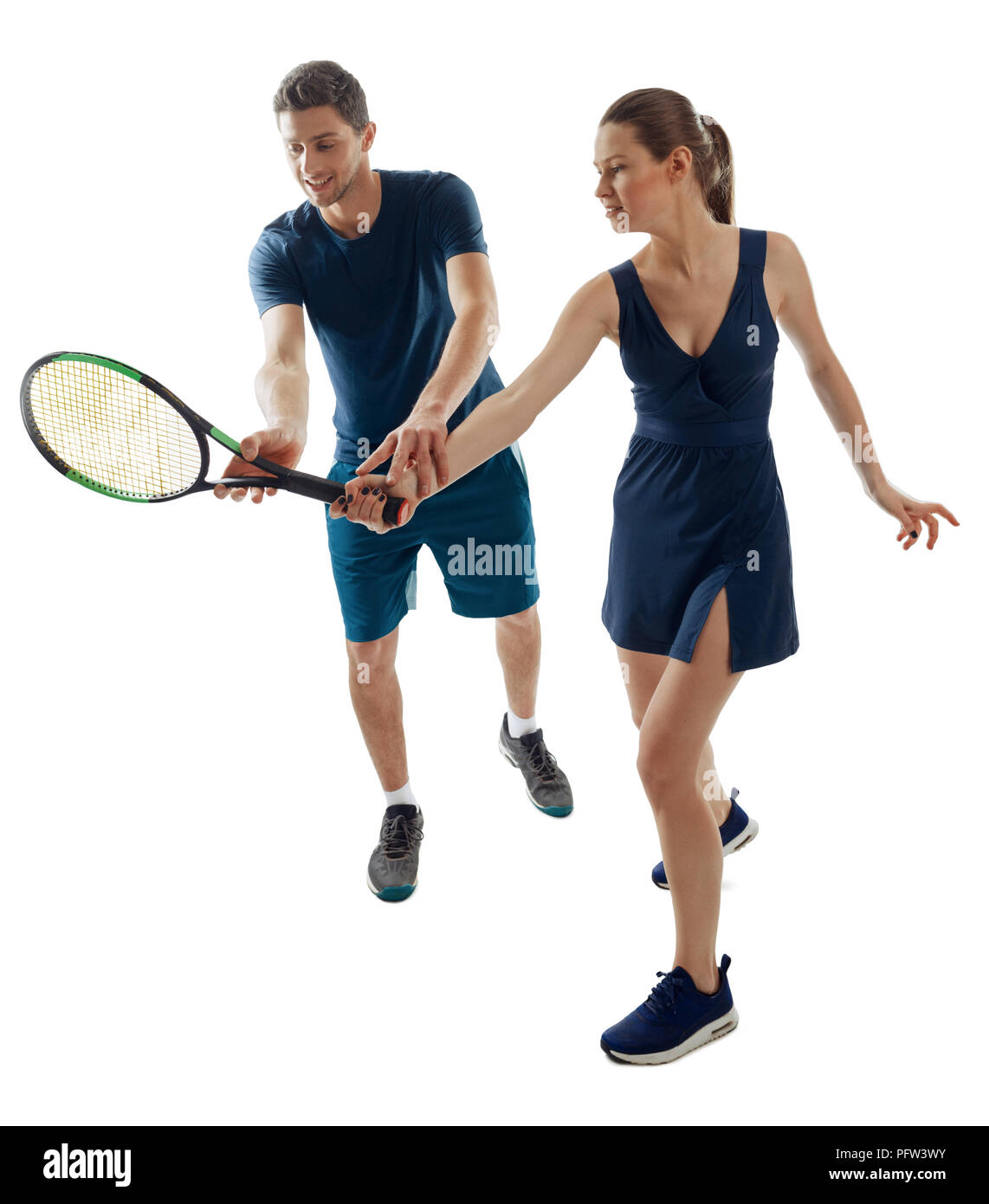 Junge Frau lernt, Tennis mit einem männlichen Trainer zu spielen. Schläger griff und andere grundlegende Fertigkeiten. In voller Länge Porträt auf Weiß. Stockfoto