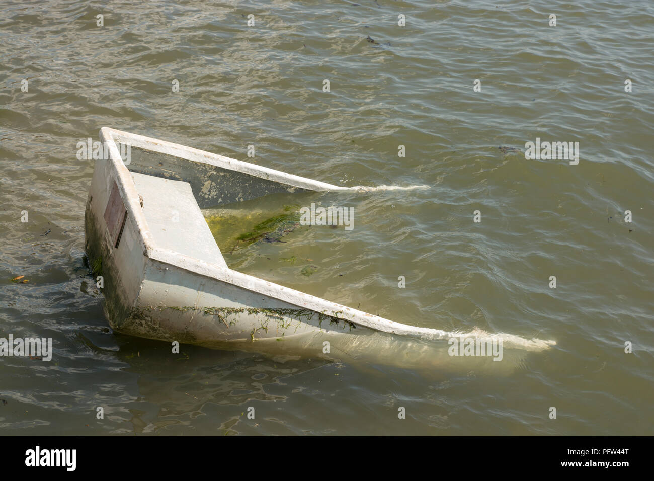 Kleines Boot Oder Schmuddelig Die Halfte Gesunken Und Im Meer Bei Gosport Hampshire England Unter Wasser Stockfotografie Alamy