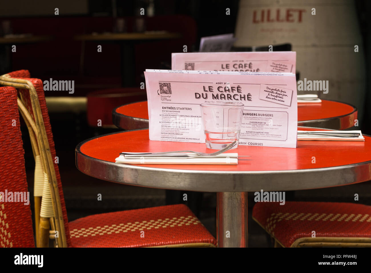 Paris Cafe table-Menü Papier auf dem roten Tisch von Le Cafe du Marche in der Rue Cler. Beide Straßen im 7. arrondissement von Paris, Frankreich, Europa. Stockfoto