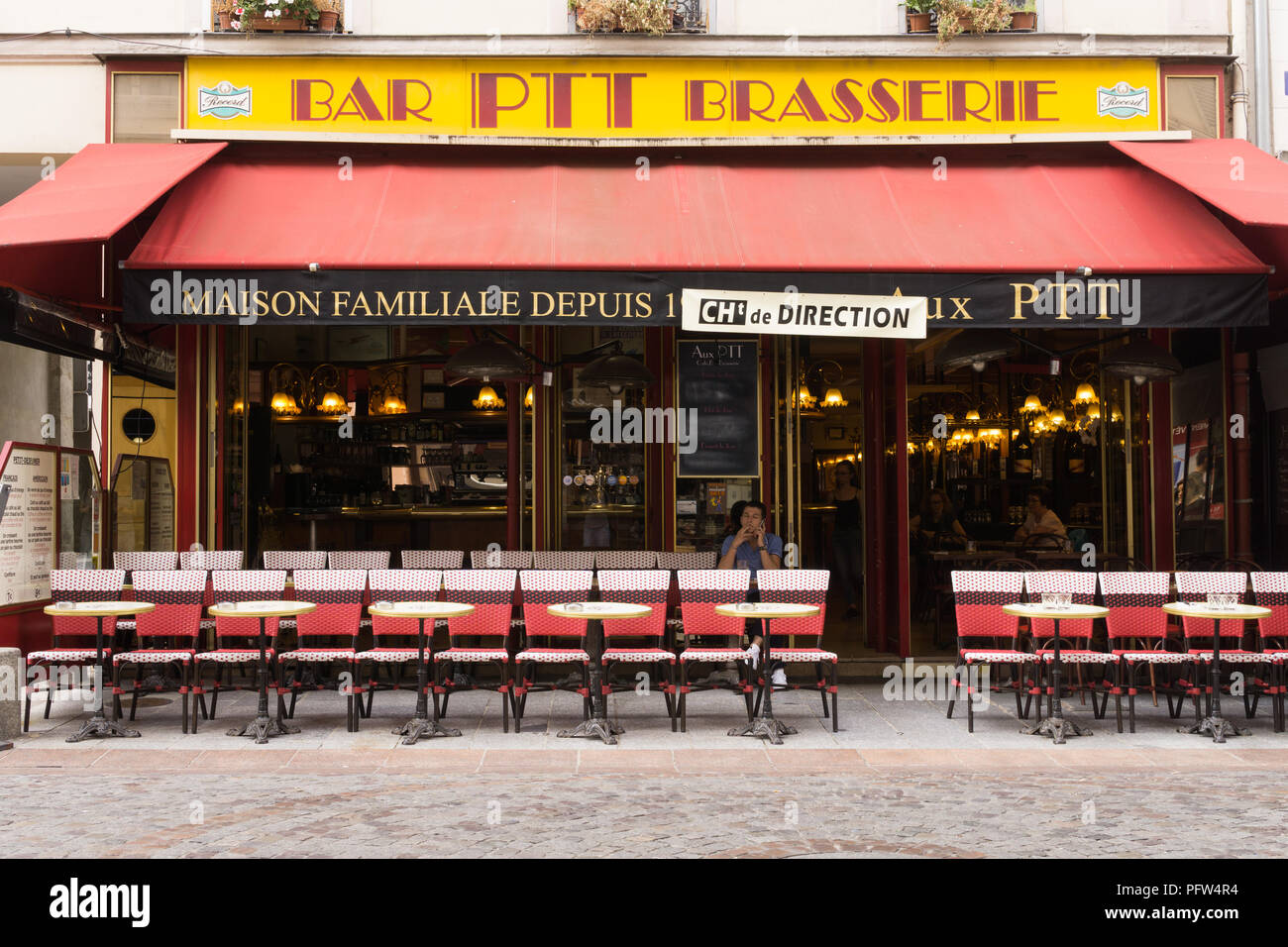 Pariser Brasserie am Morgen - leere Terrasse des Aux-PTT auf der Rue Cler im 7. arrondissement, Paris, Frankreich, Europa. Stockfoto