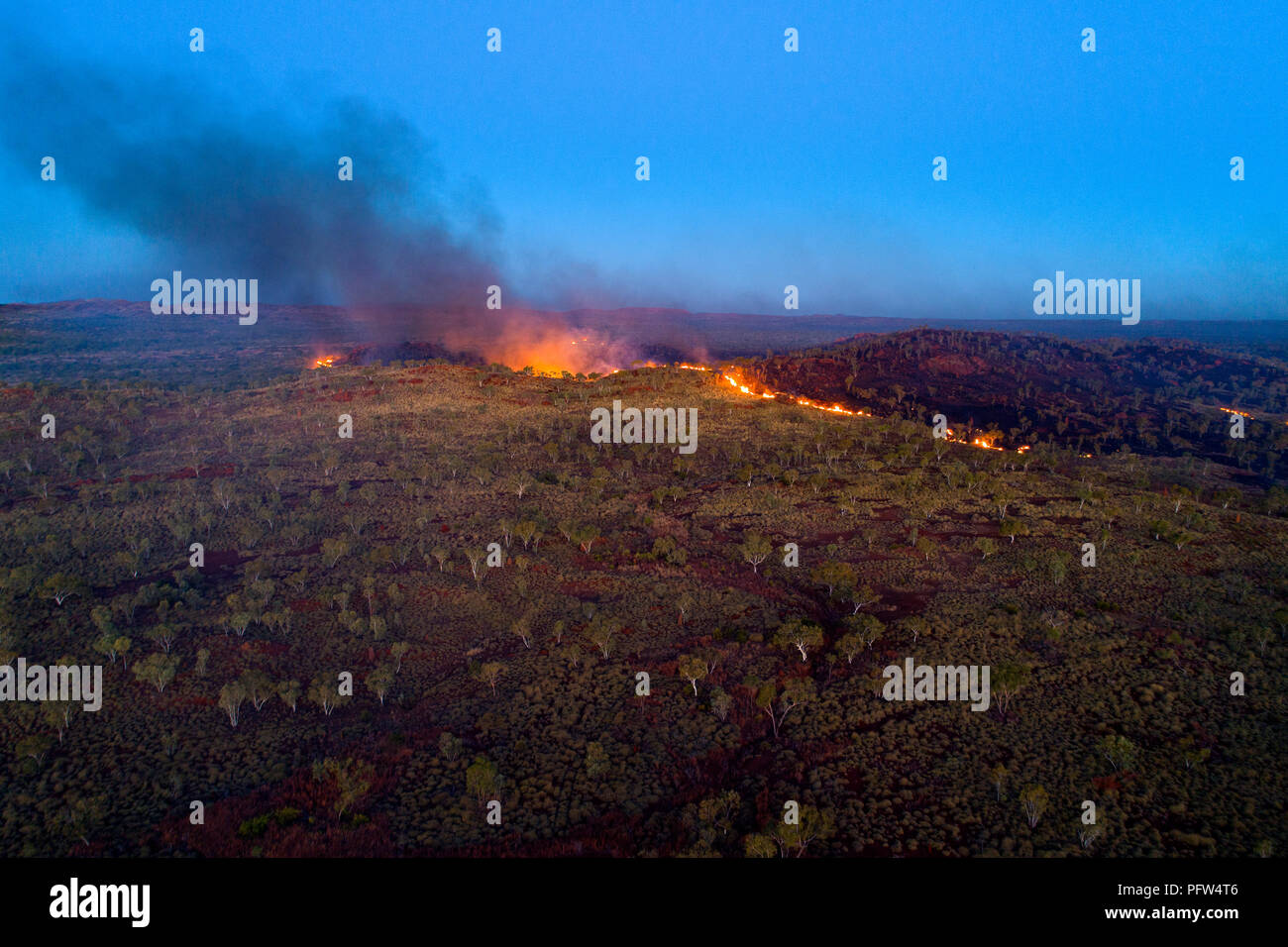 Bush fire aus der Luft im australischen Outback, Kimberley gesehen, Nordwesten Australien Stockfoto