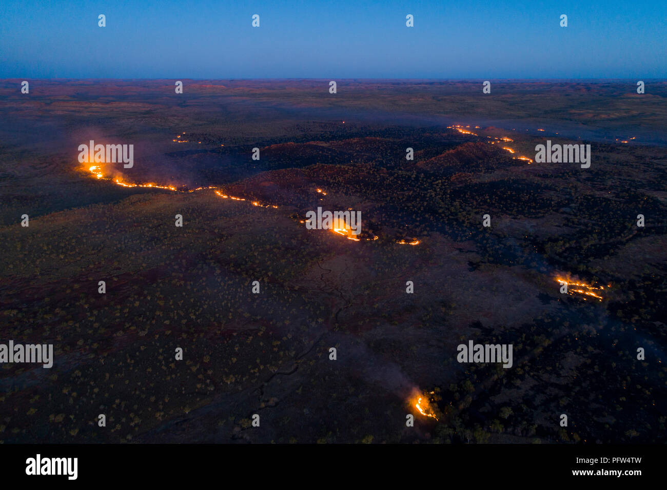 Bush fire aus der Luft im australischen Outback, Kimberley gesehen, Nordwesten Australien Stockfoto