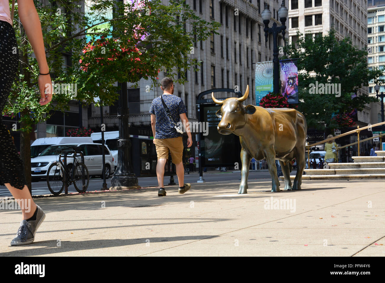 Die bronzene Kuh Skulptur auf dem Bürgersteig außerhalb des Chicago Cultural Center befindet, zu Ehren der Städte 1999 Kühe auf Parade. Stockfoto