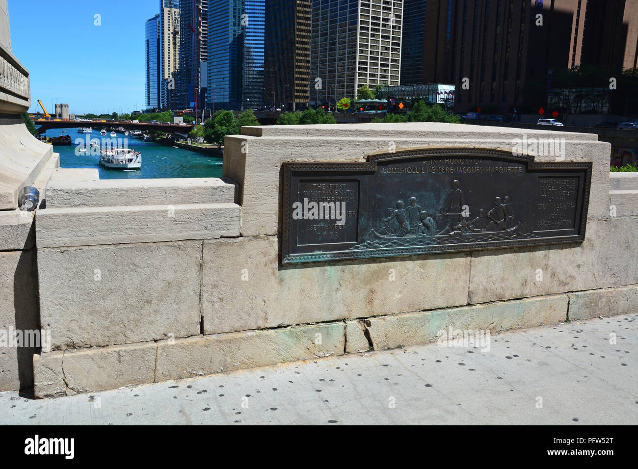 Gedenktafel auf der Michigan Avenue Bridge zu Louis Jolliet und Pere Marquette des Chicago River Passage von 1673. Stockfoto