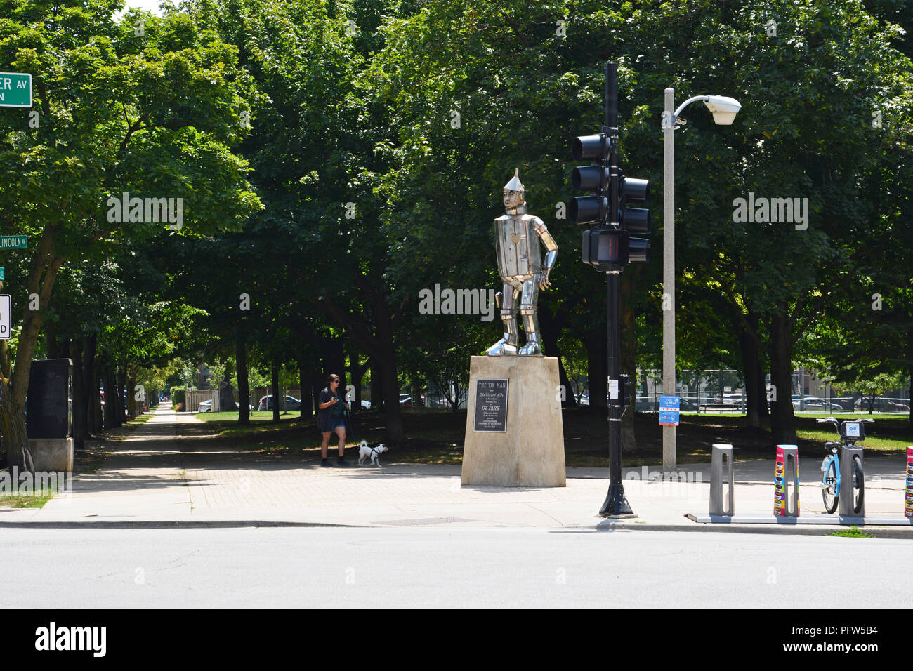 Der Zinn-mann Statue grüßt Besucher an der Ecke Webster und Lincoln Avenue am Eingang von Oz Park in Chicago's Lincoln Park Nachbarschaft. Stockfoto