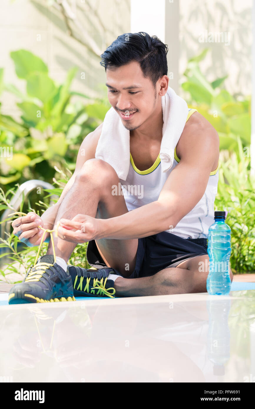 Asiatischer Mann in seinem Garten arbeiten Stockfoto