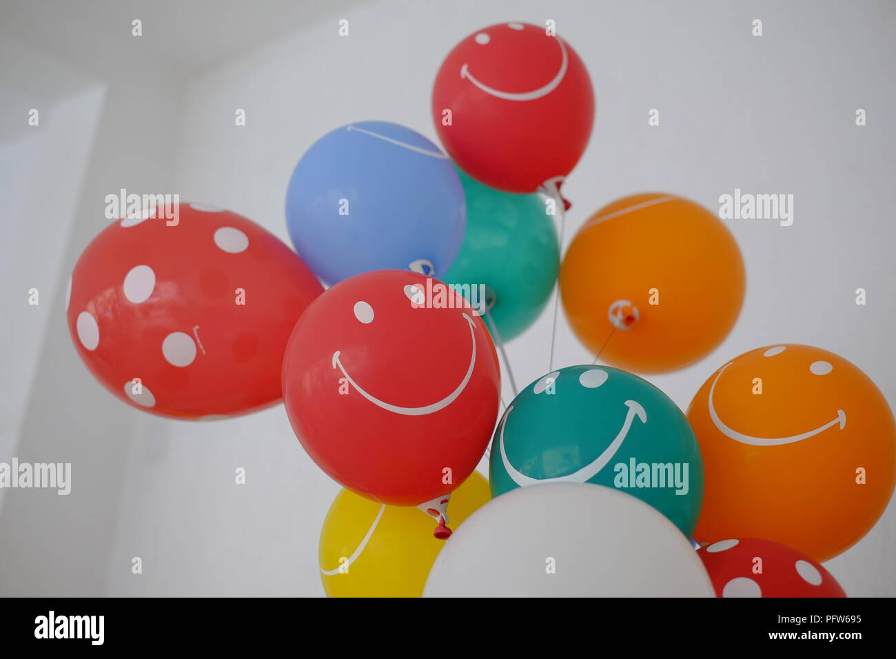 Süßigkeiten, bunten Luftballons und alles über einem Kindergeburtstag Stockfoto