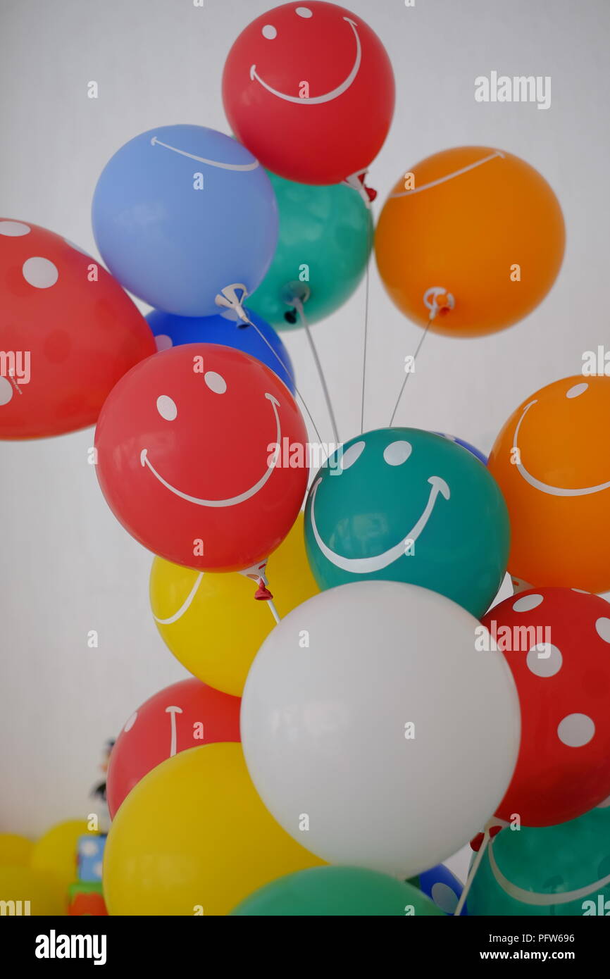 Süßigkeiten, bunten Luftballons und alles über einem Kindergeburtstag Stockfoto