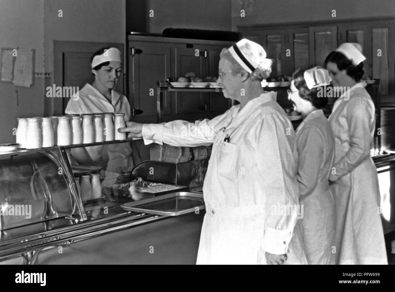 Milch serviert in der Cafeteria des Staates Tuberkulose Sanatorium an Ah-Gwah-ching, Minnesota, 1932. Mit freundlicher Seuchenkontrollzentren (CDC)/Minnesota Abteilung der Gesundheit, R.N. Barr Bibliothek, Bibliothekare Melissa Rethlefsen und Marie Jones. () Stockfoto