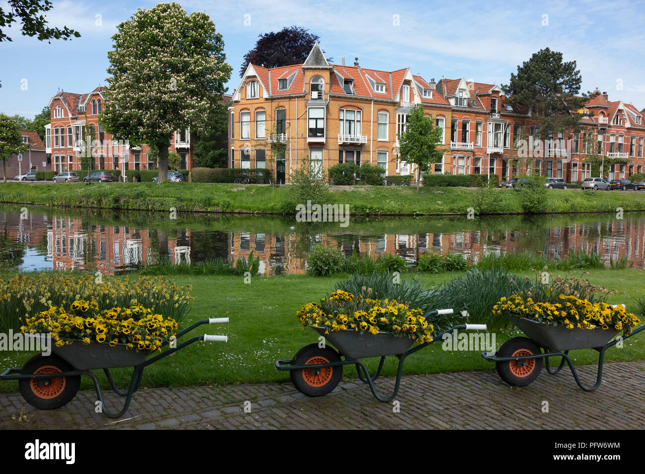 Leiden, Niederlande - 12. Mai 2018: Blick von der Hortus Botanicus die Zoeterwoudse Singel in Leiden an einem Sommertag Stockfoto