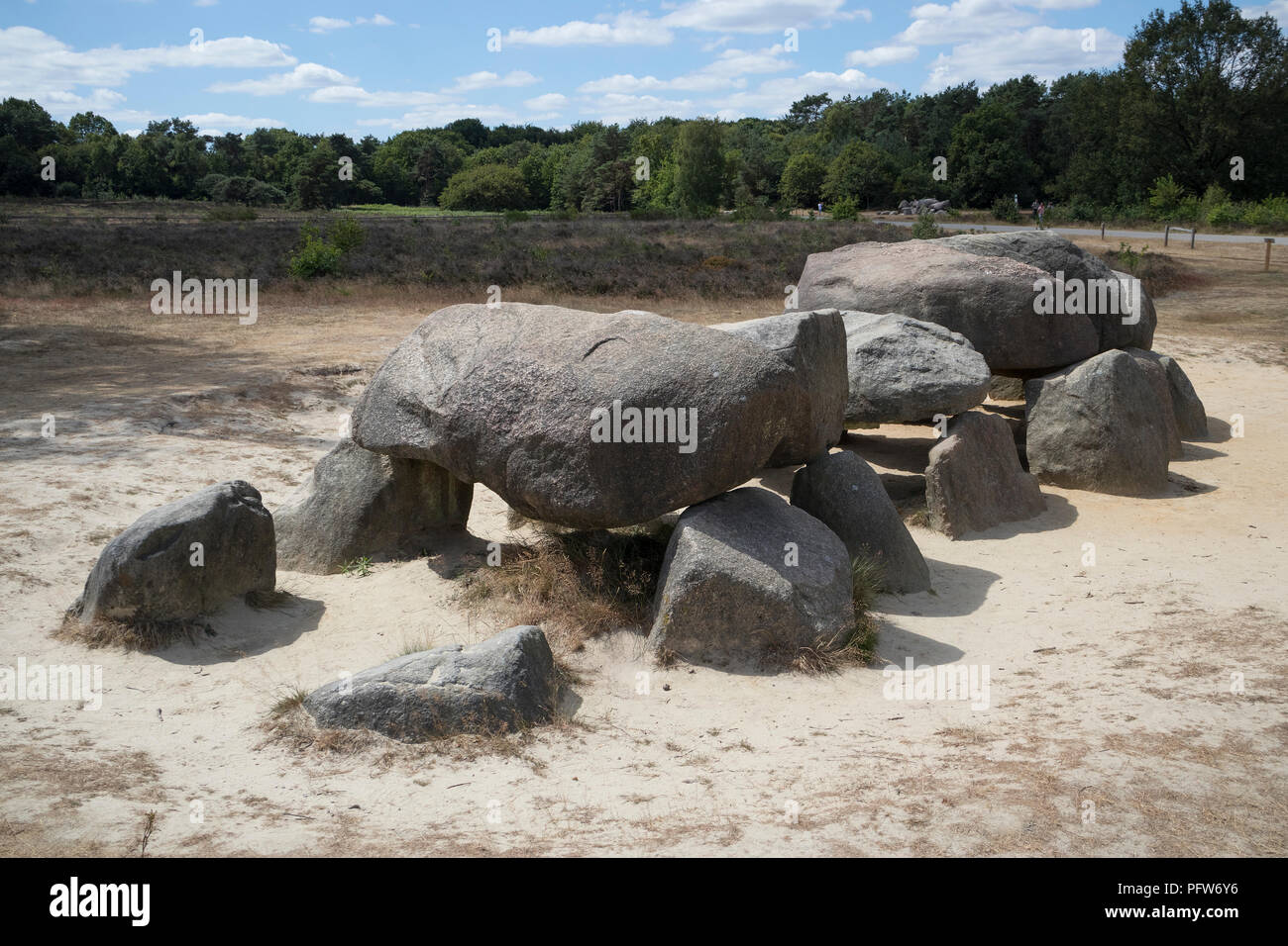 Havelte, Drenthe, Niederlande - 14 Juli 2018: alte steinerne Grab wie ein großer Dolmen in Drenthe, Holland, in der Niederländischen eine Hunebed genannt Stockfoto