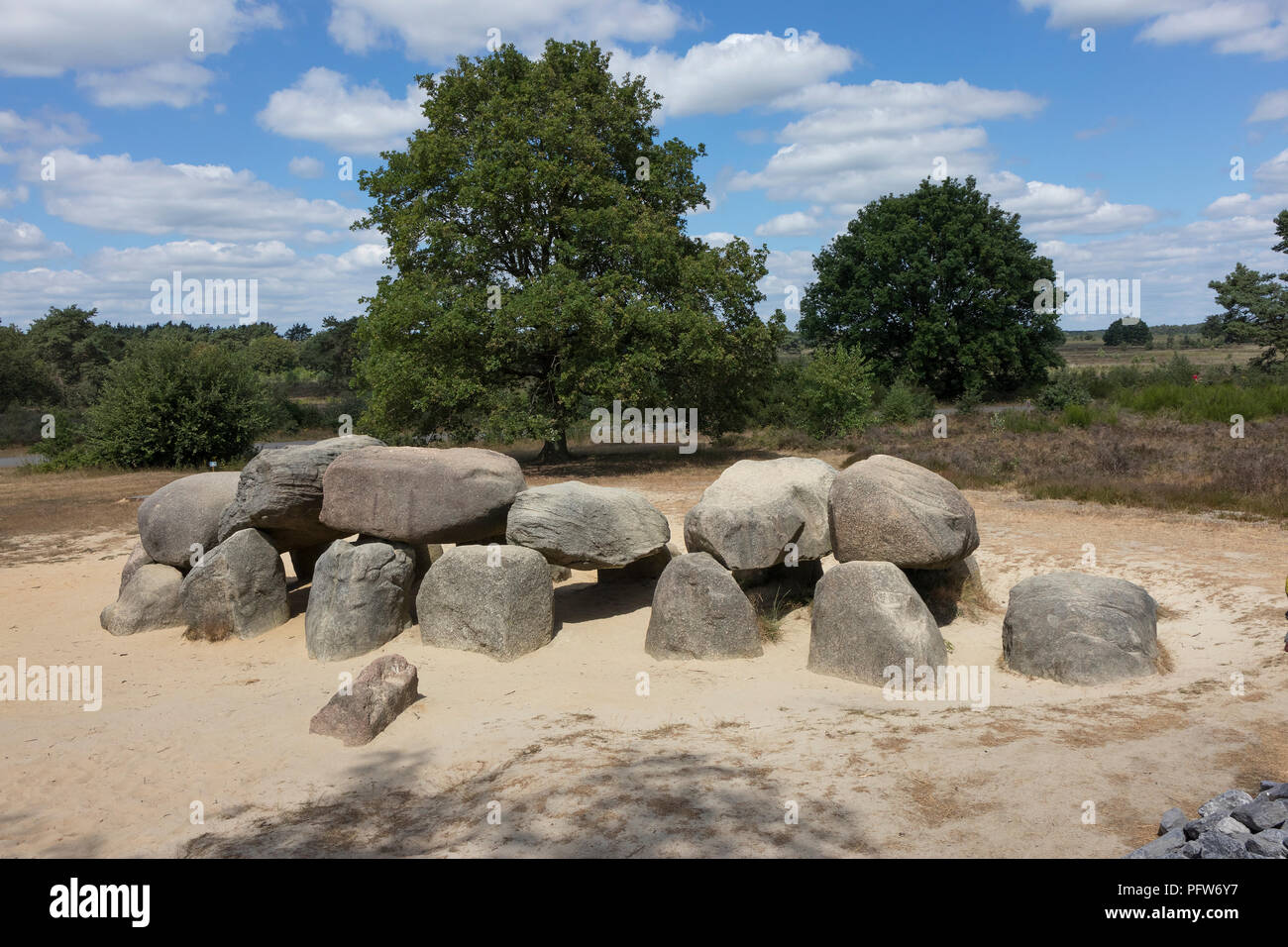 Havelte, Drenthe, Niederlande - 14 Juli 2018: alte steinerne Grab wie ein großer Dolmen in Drenthe in Holland, in Niederländisch eine Hunebed genannt Stockfoto