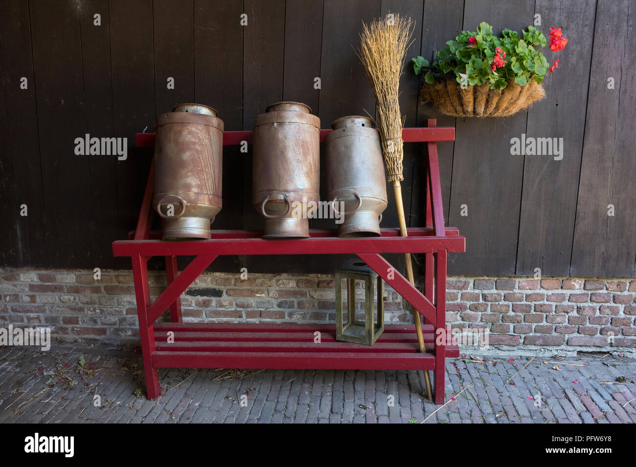 Orvelte, Drenthe, Niederlande - 14. Juli 2018: die traditionellen alten leeren Milchkannen Trocknung vor einem Bauernhaus in Orvelte Stockfoto