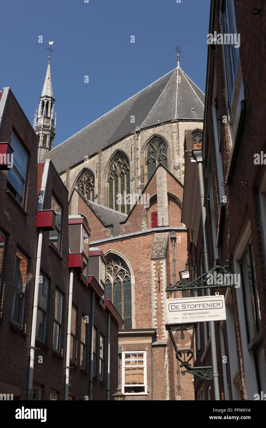 Leiden, Niederlande - 17 Juli, 2018: Turm und Dach der gotische Denkmal Hooglandse Kirche aus einer kleinen Gasse in Leiden gesehen Stockfoto