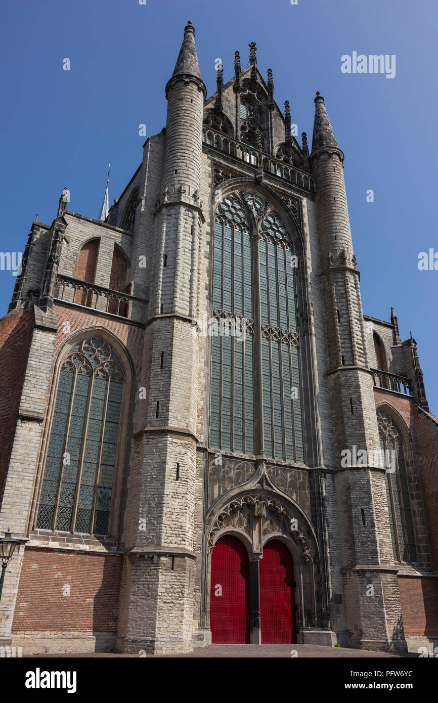 Leiden, Niederlande - 17 Juli 2018: Eingang und Türme der gotische Denkmal Hooglandse Kirche in Leiden Stockfoto