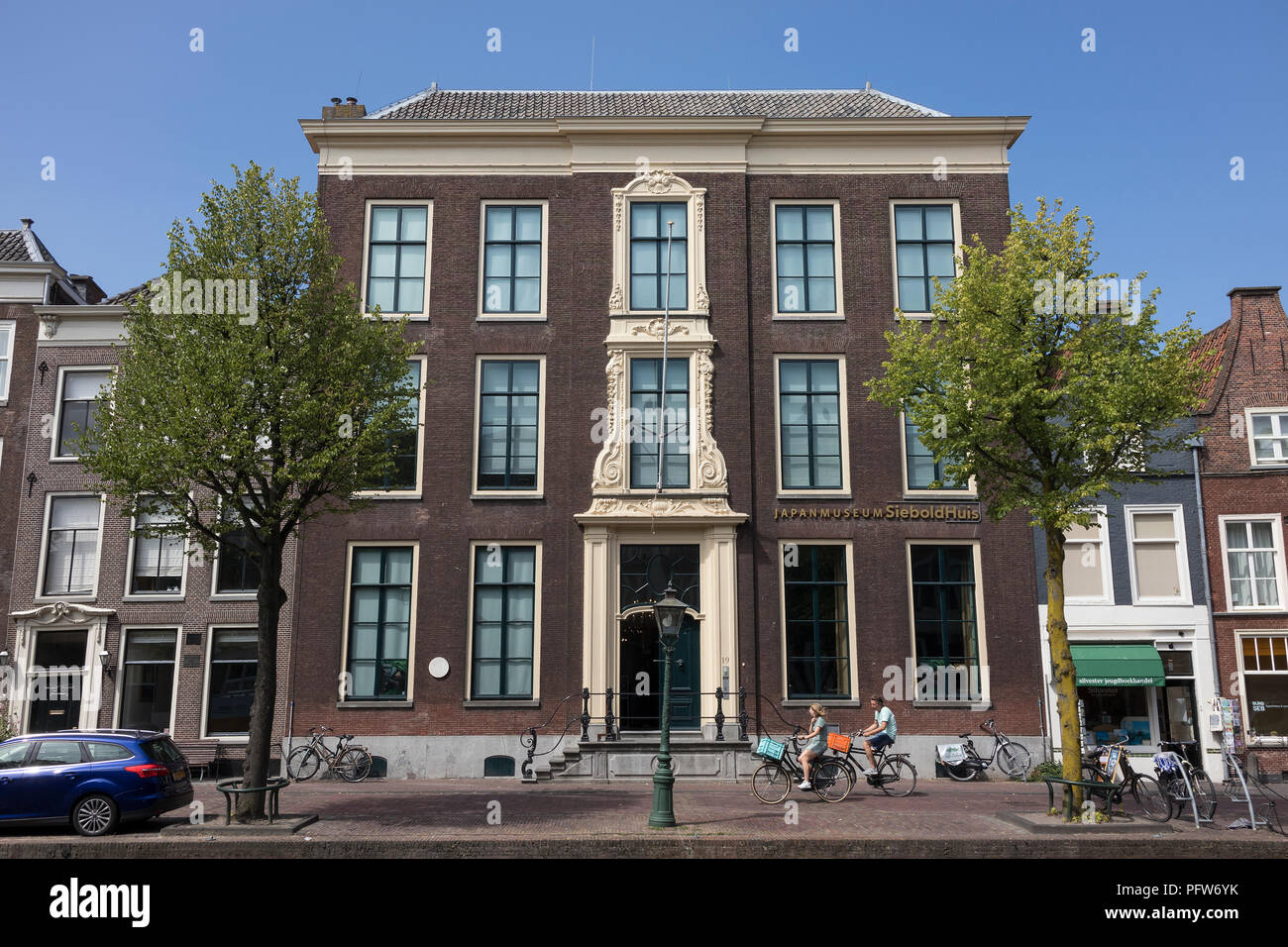 Leiden, Niederlande - 17. Juli 2018: die Fassade der Sieboldhuis, Japan Museum am Rapenburg im Zentrum von Leiden Stockfoto