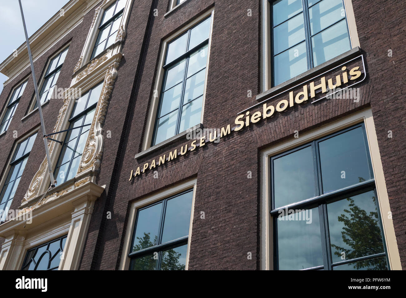Leiden, Niederlande - 17. Juli 2018: die Fassade der Sieboldhuis, Japan Museum im Zentrum von Leiden Stockfoto