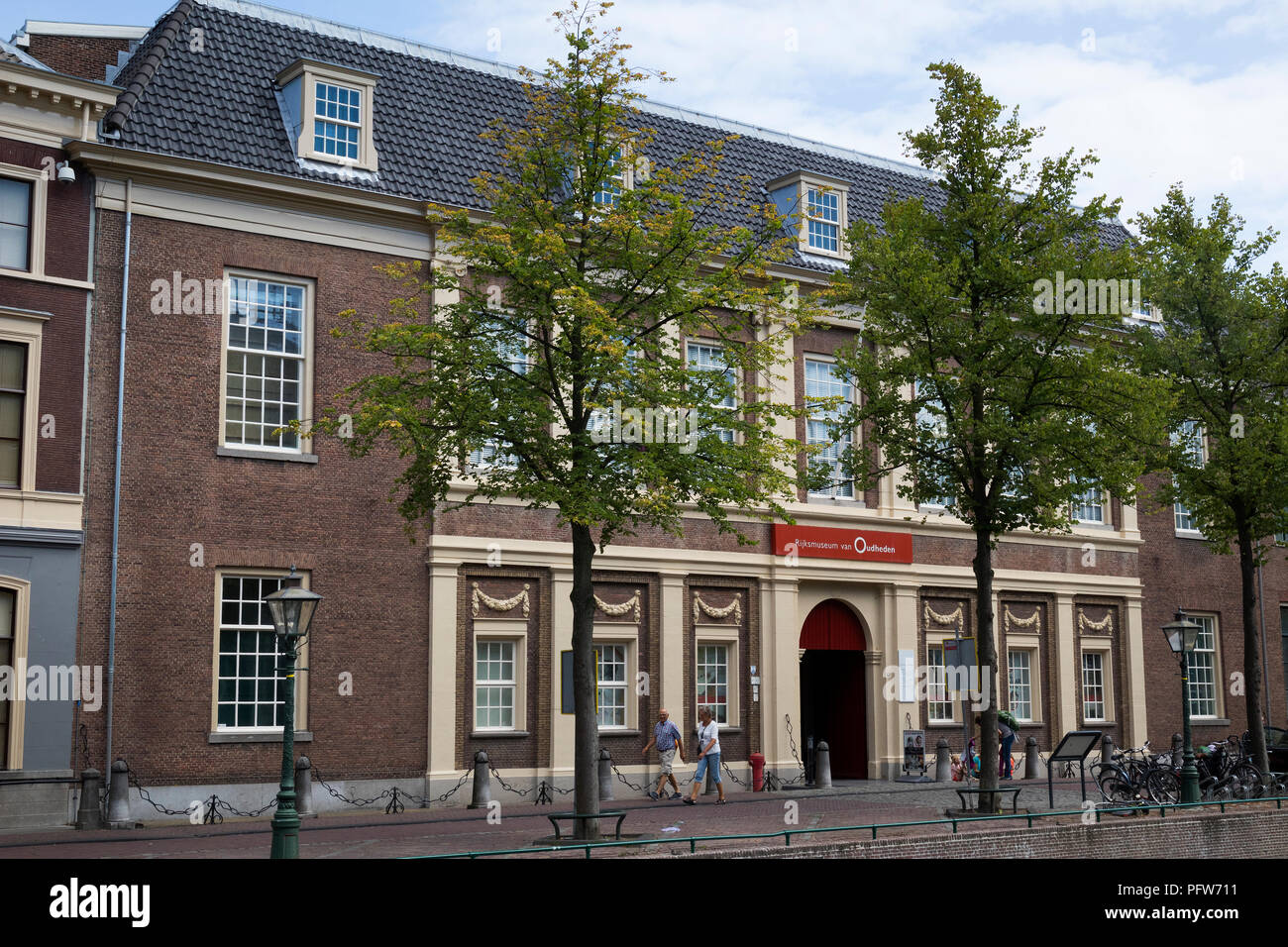 Leiden, Niederlande - 28. Juli 2018: Eingang und Fassade des Rijksmuseum Van oudheden am Rapenburg in Leiden Stockfoto